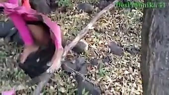 Desi Punca Se Jebe V Džungli