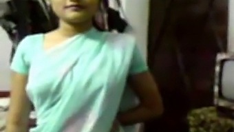 Seductive Indian Girl In Traditional Attire (New)