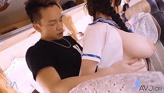 Tajvanska Lepotica Z Velikimi Naravnimi Joški Ima Seks Z Neznancem Na Avtobusu
