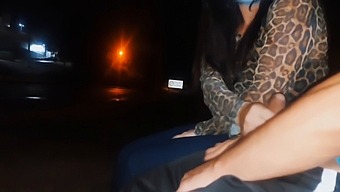 Pertemuan Yang Berisiko: Zakar Yang Tidak Dilindungi Berhampiran Seorang Wanita Di Hentian Bas