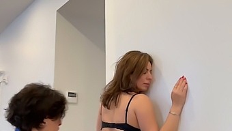 Arabska Lepotica Z Veliko Ritjo Se Surovo Jebe Na Kavču