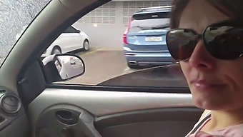 Viaje Completo: El Pasajero Paga Con Placer Oral En La Parte Trasera Del Coche De Uber - Red Y Sheer