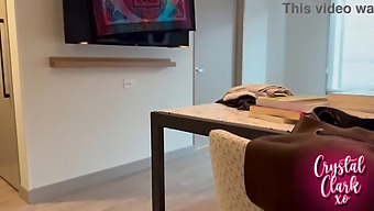 Krásna Vysokoškoláčka S Prirodzenými Veľkými Kozami Dostane Výstrek Na Tvár Od Svojej Nevlastnej Matky.